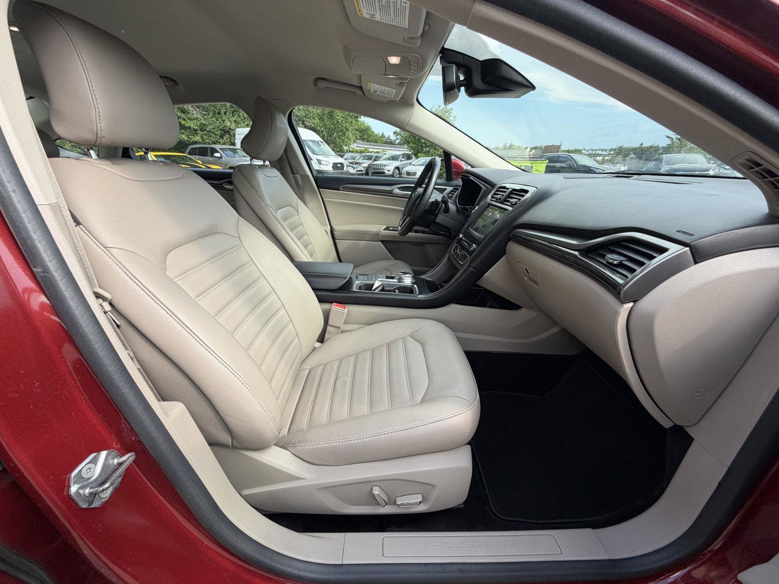 Used 2017 Ford Fusion SE w/ Fusion SE Technology Package FWD image 29