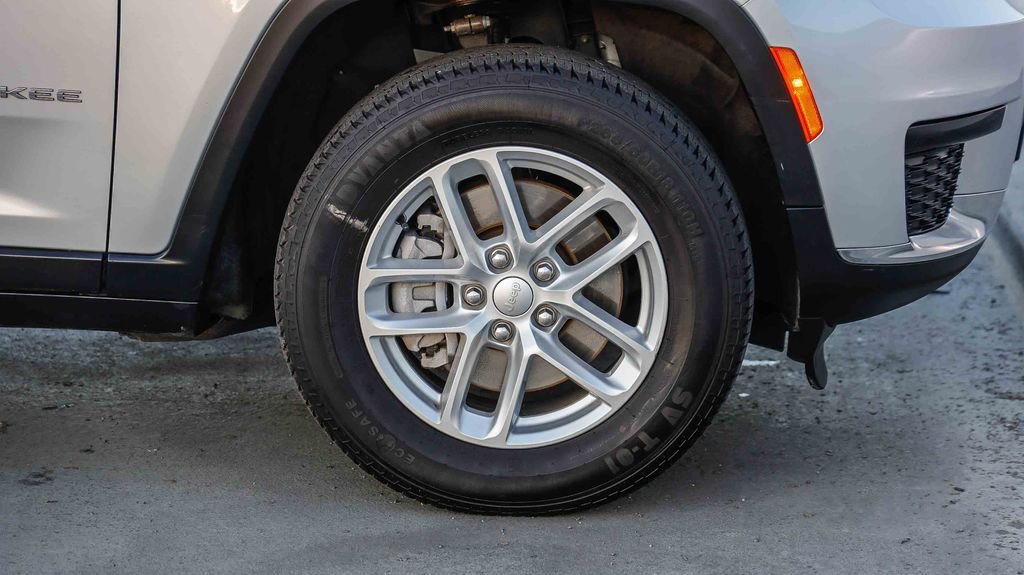 Used 2023 Jeep Grand Cherokee L Laredo image 11