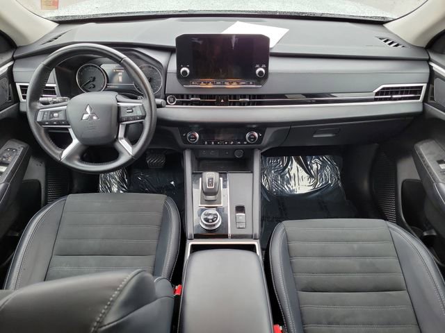 Used 2024 Mitsubishi Outlander SE image 16
