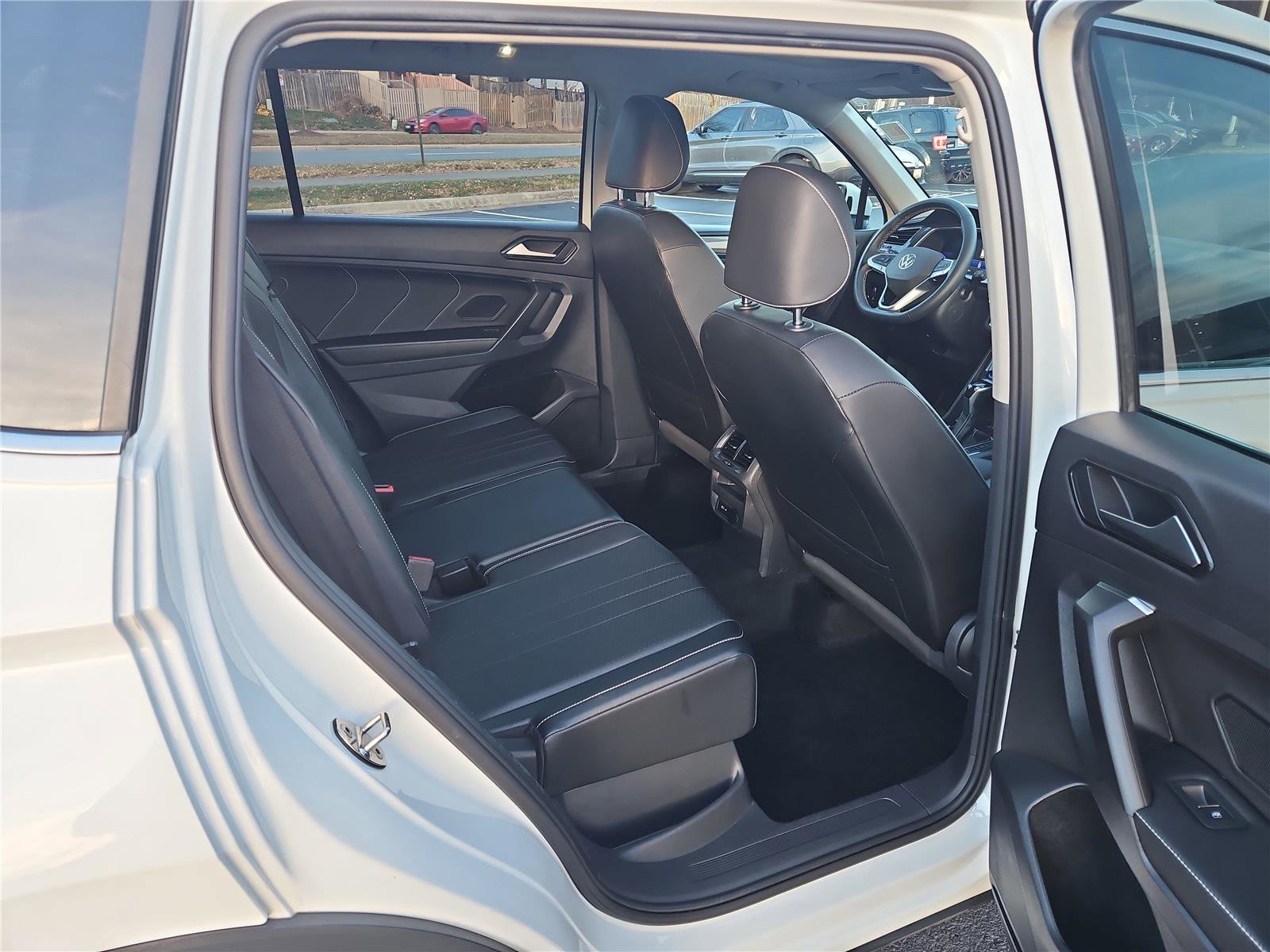 Used 2022 Volkswagen Tiguan SE w/ Panoramic Sunroof Package image 31