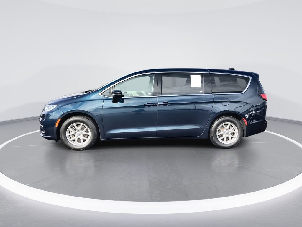 Used 2024 Chrysler Pacifica Touring-L image 5