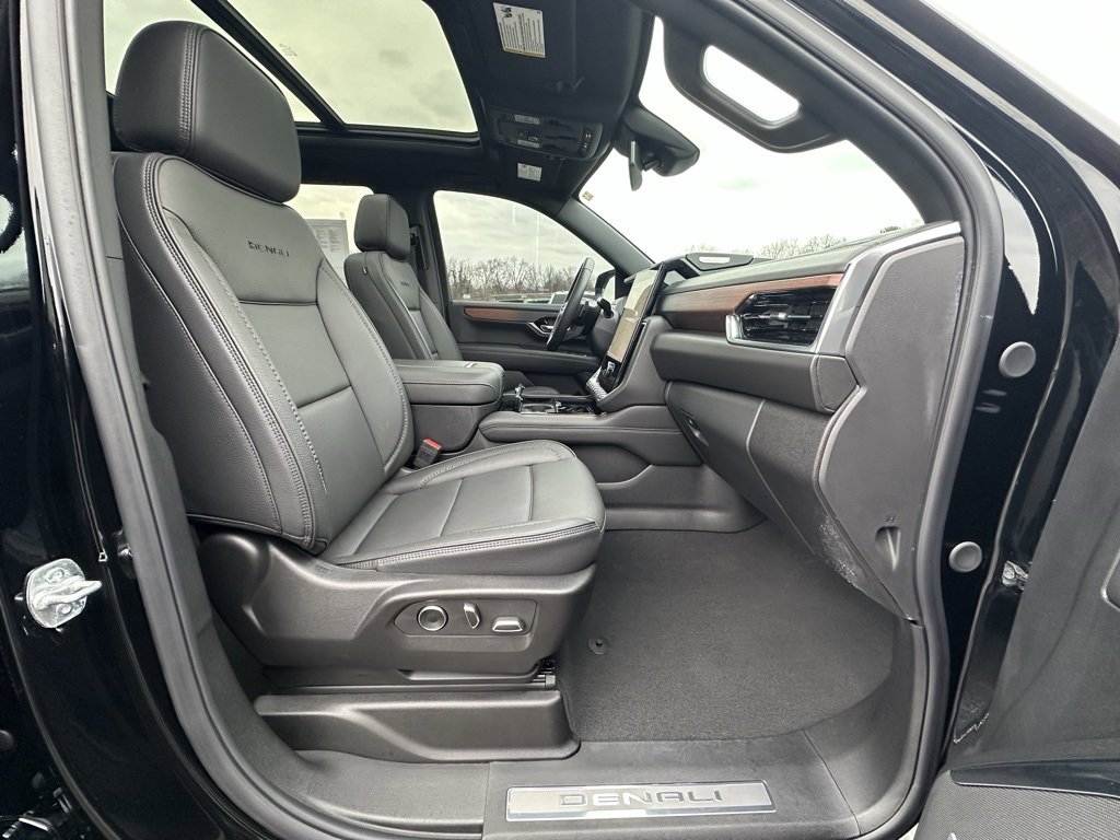 Used 2025 GMC Yukon Denali w/ Sun & Power Step Package image 16