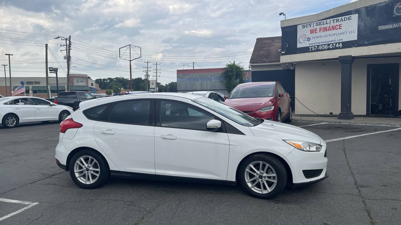 Used 2017 Ford Focus SE FWD image 2