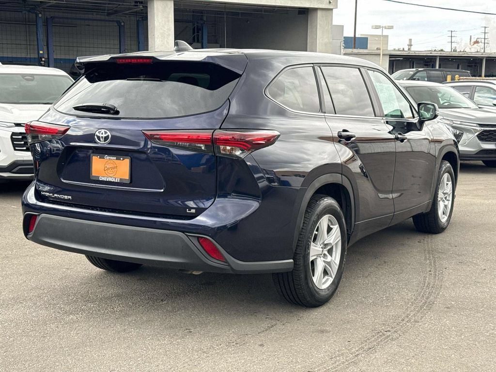 Used 2025 Toyota Highlander LE FWD image 3