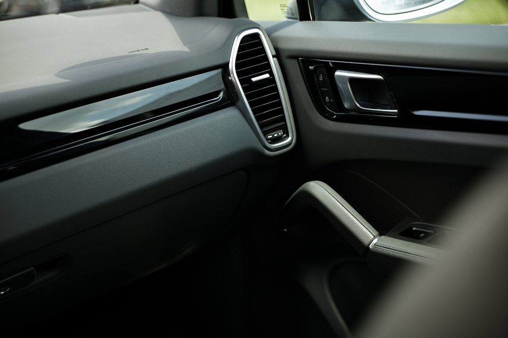 Used 2022 Porsche Cayenne Platinum Edition image 29