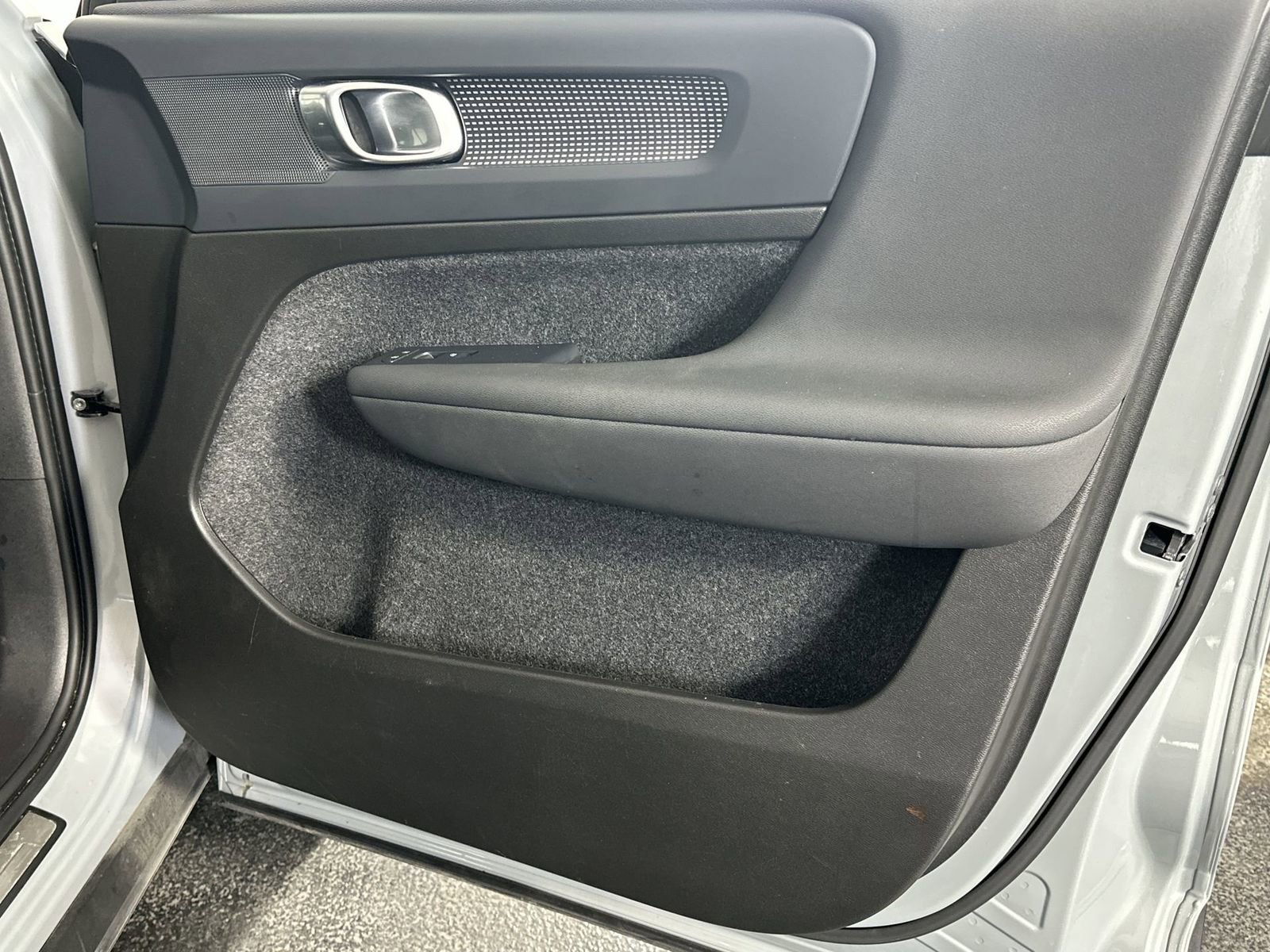 Used 2024 Volvo XC40 B5 Plus image 31