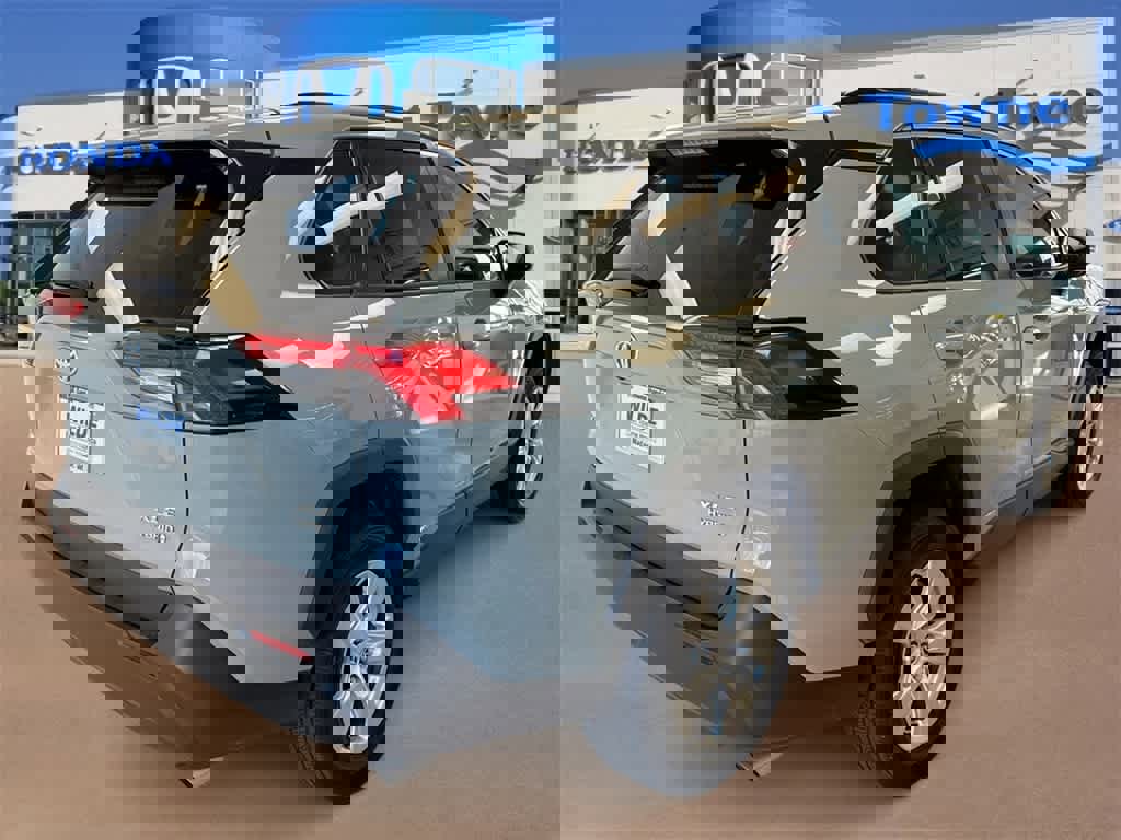 Used 2021 Toyota RAV4 XLE w/ Convenience Package image 8