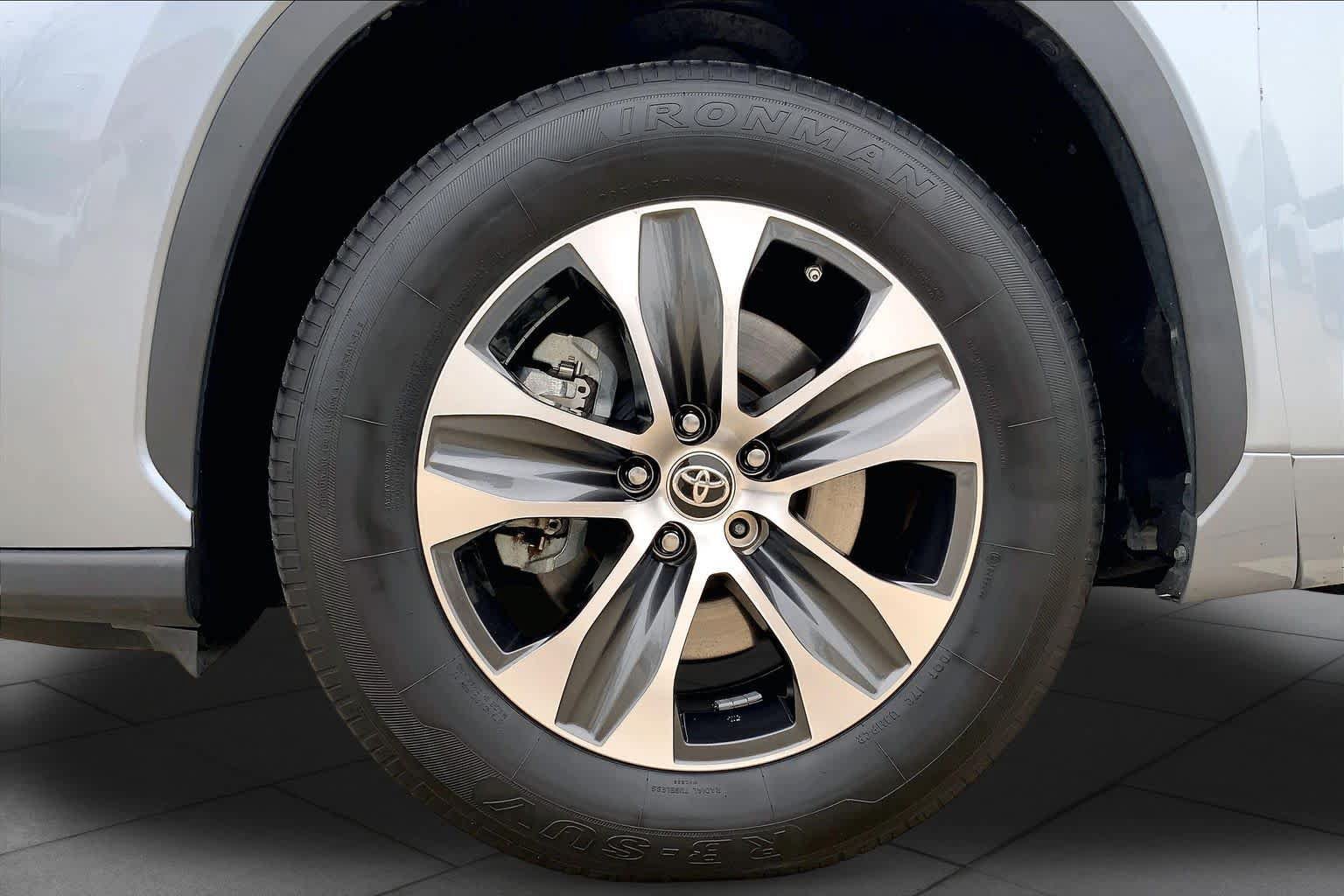 Used 2023 Toyota Highlander XLE FWD image 11