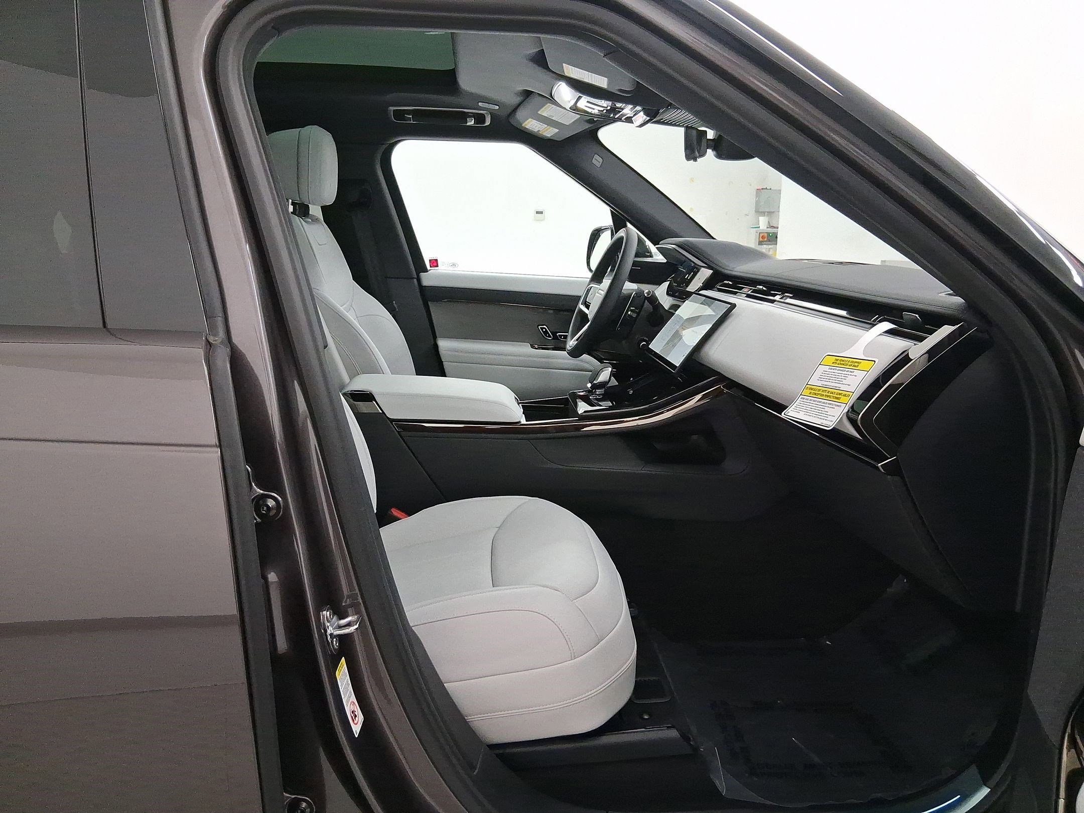 New 2025 Land Rover Range Rover Sport SE image 31