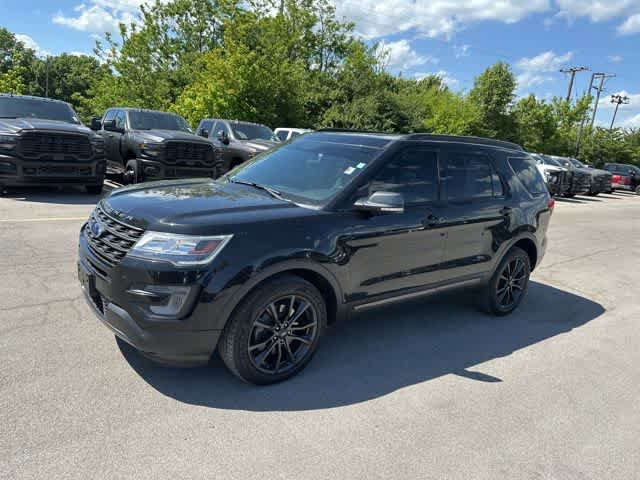 Used 2017 Ford Explorer XLT w/ Equipment Group 202A AWD/4WD image 17