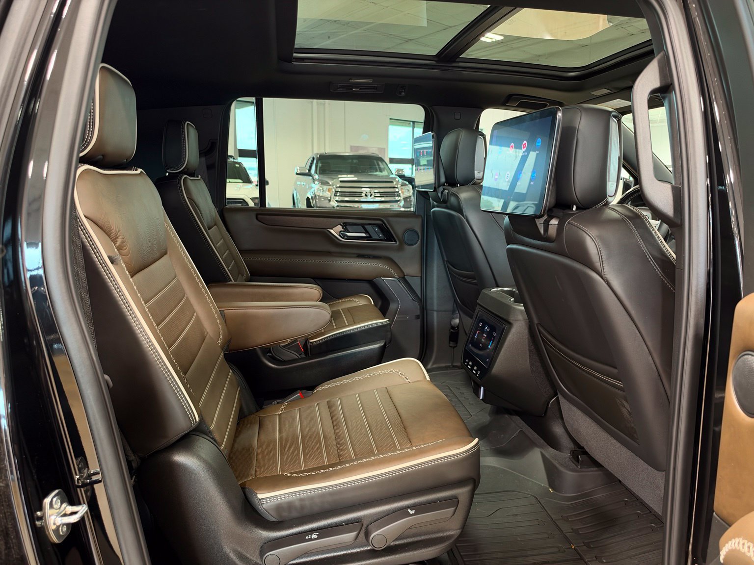 Used 2026 GMC Yukon XL Denali Ultimate w/ LPO, Illumination Package AWD/4WD image 46