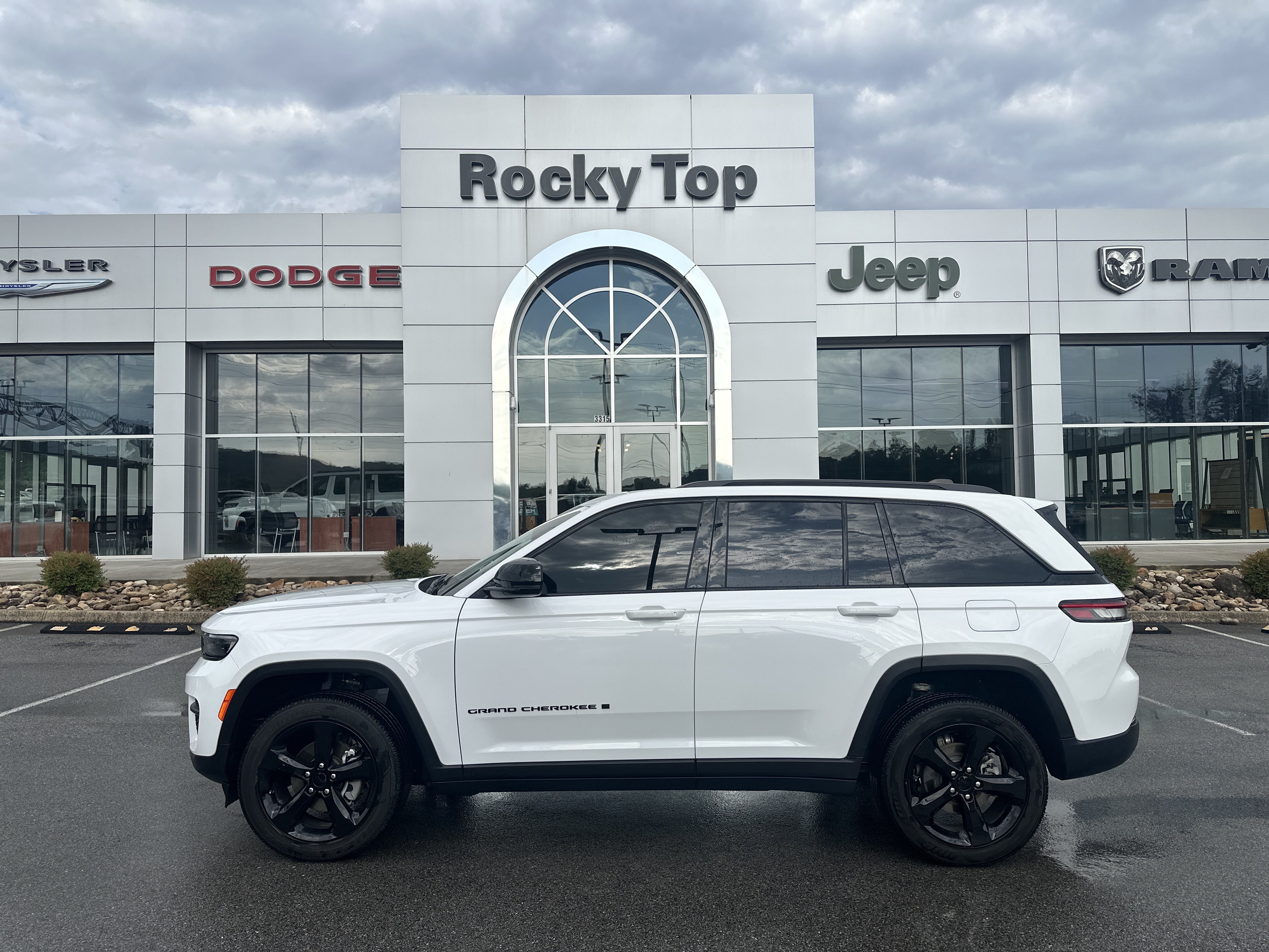 Used 2024 Jeep Grand Cherokee Altitude AWD/4WD image 1