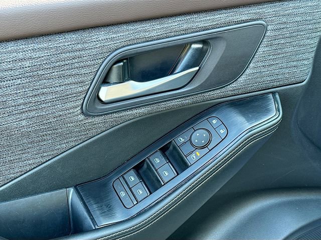 Used 2023 Nissan Rogue SV AWD/4WD image 18