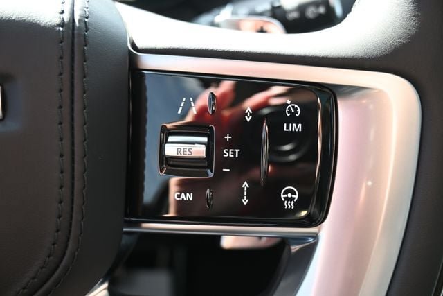 Used 2025 Land Rover Range Rover SE AWD/4WD image 36