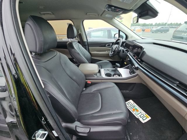 Used 2025 Kia Carnival FWD image 10