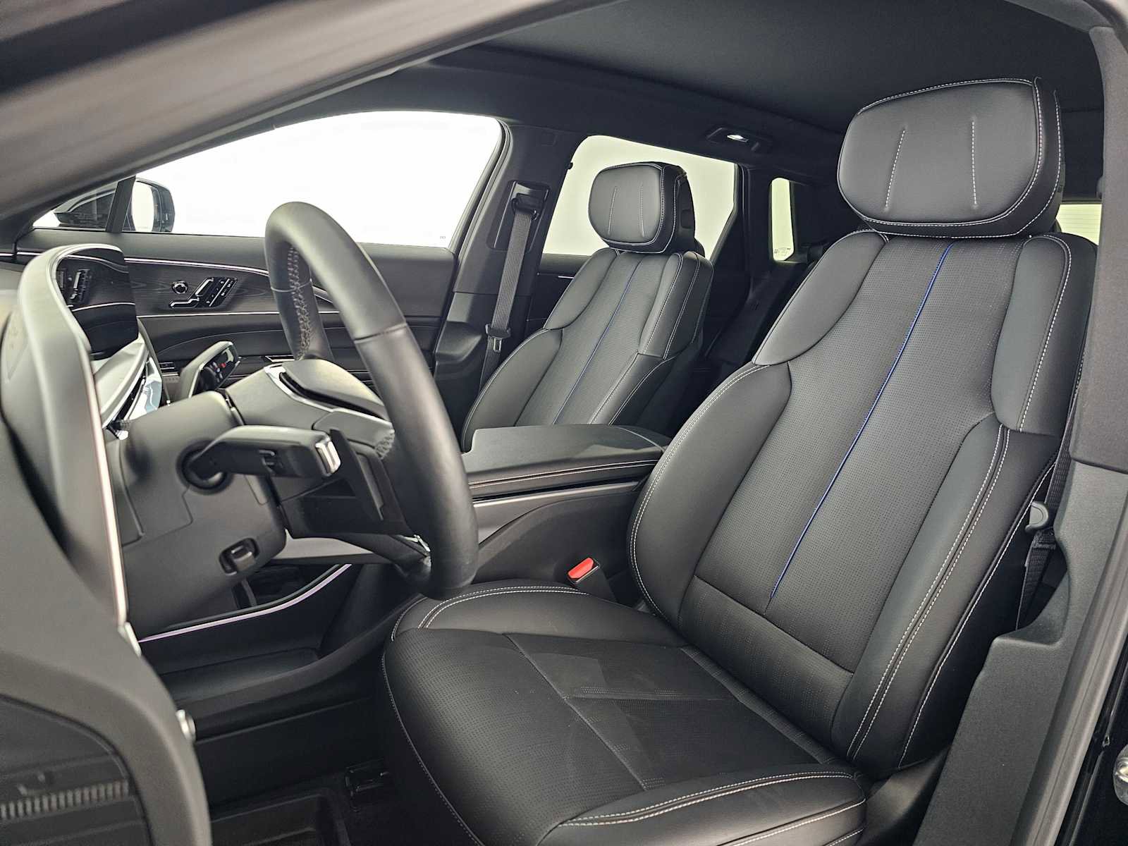 Used 2025 Cadillac Lyriq Luxury w/ LPO, Floor Liner Package image 20