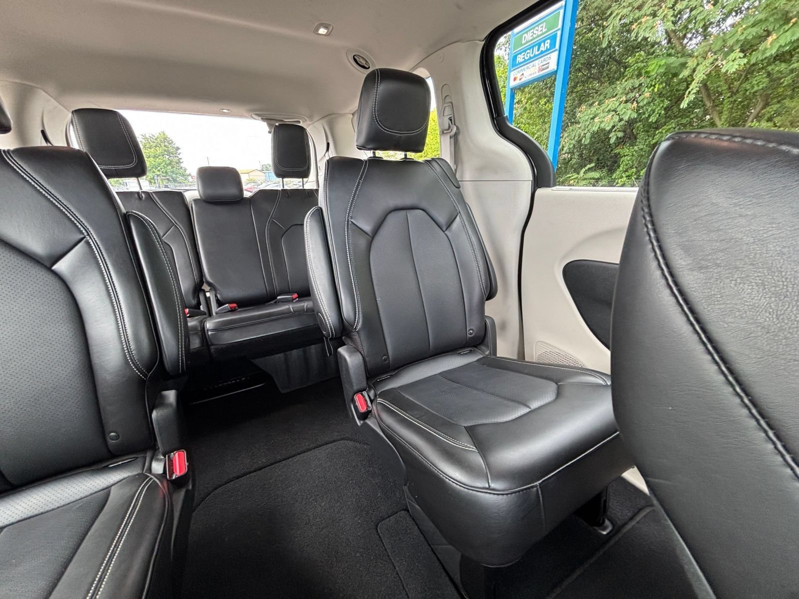 Used 2024 Chrysler Pacifica Touring-L FWD image 41