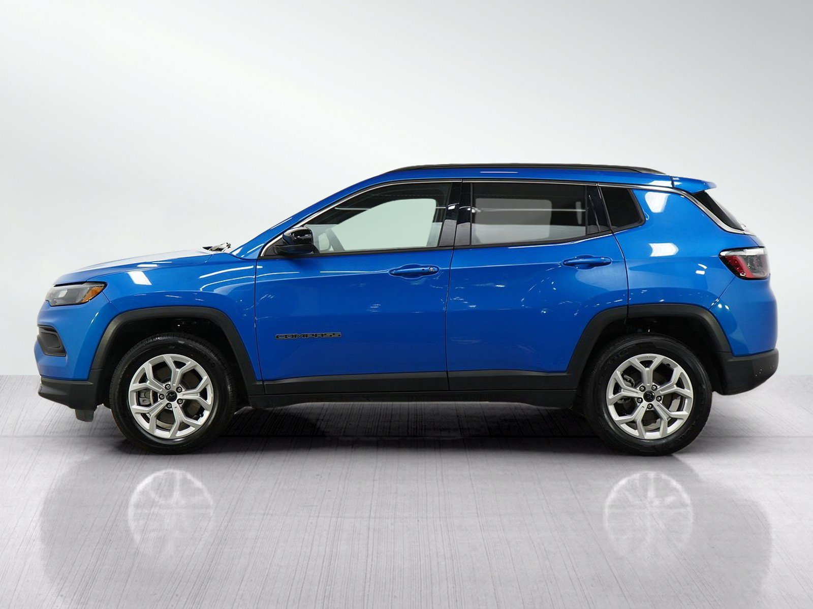 Used 2025 Jeep Compass Latitude AWD/4WD image 2