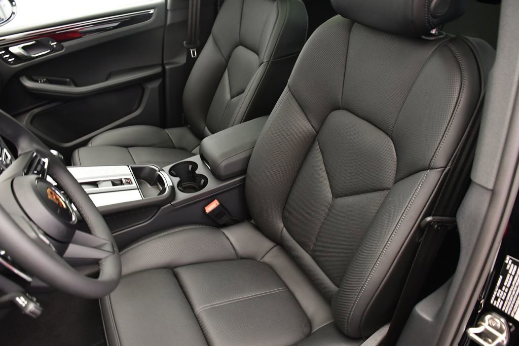 Certified 2025 Porsche Macan Turbo AWD/4WD image 39
