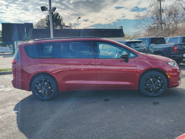 New 2026 Chrysler Pacifica Select w/ S Appearance Package AWD/4WD image 2