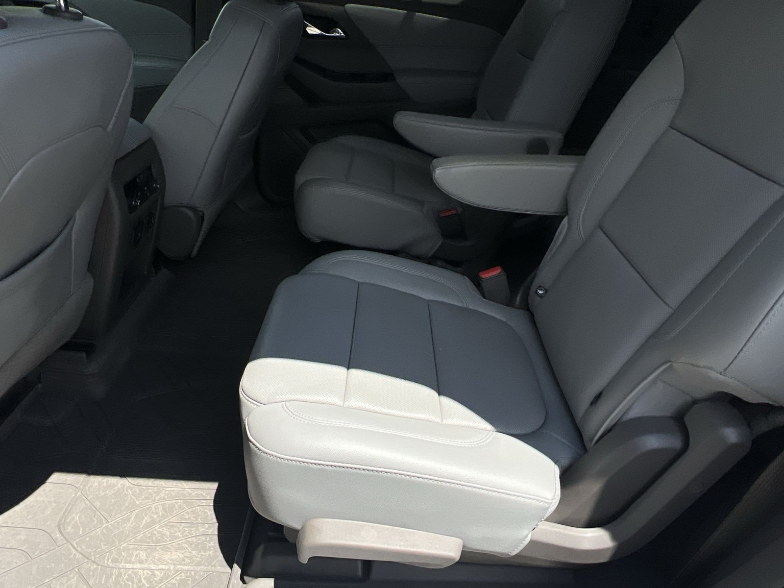 Used 2019 Chevrolet Traverse Premier w/ Driver Confidence II Package FWD image 22
