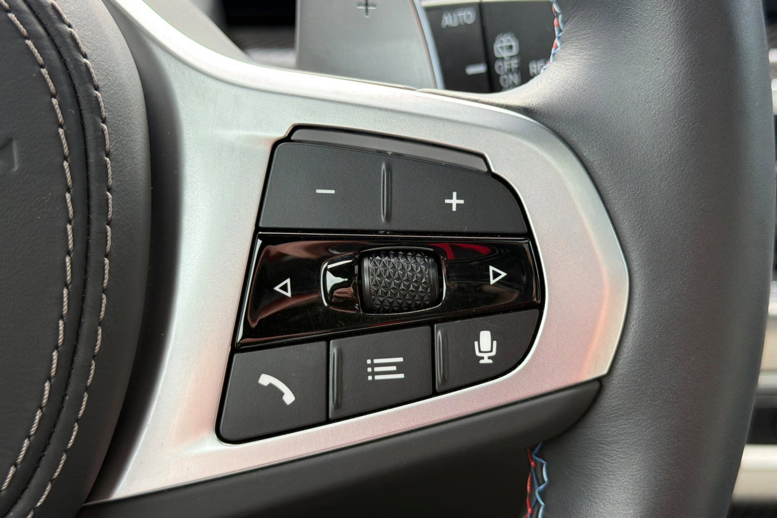 Used 2025 BMW X7 M60i image 34