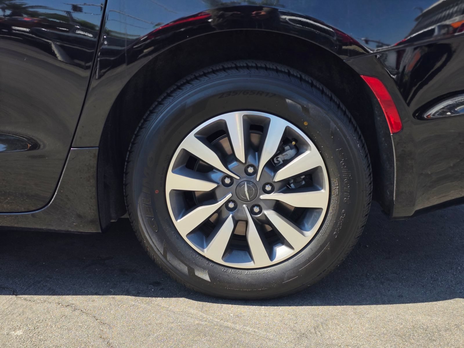 Used 2024 Chrysler Pacifica Limited FWD image 10