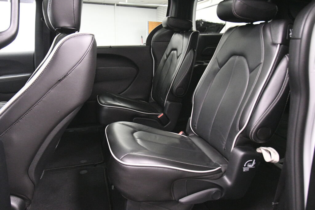 Used 2025 Chrysler Pacifica Limited FWD image 22