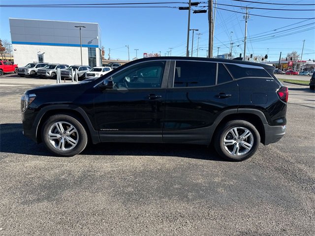 Used 2024 GMC Terrain SLE image 2