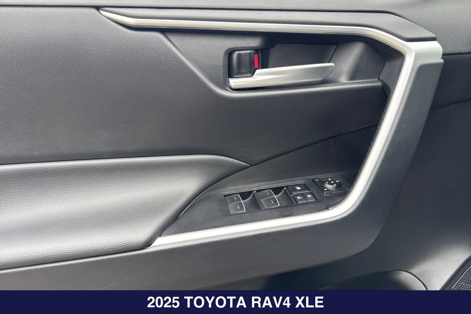 Used 2025 Toyota RAV4 XLE AWD/4WD image 12