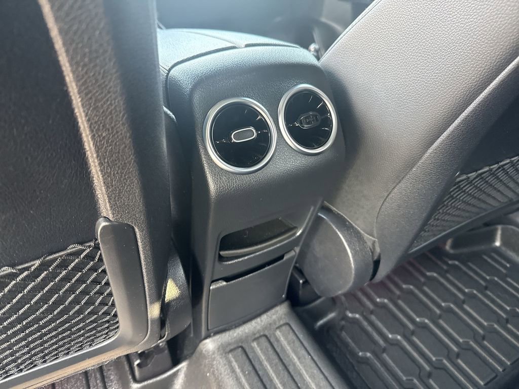 Used 2020 Mercedes-Benz GLB 250 4MATIC w/ Premium Package image 26