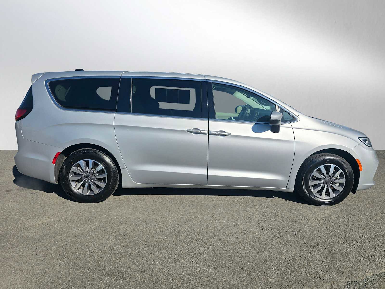 Used 2023 Chrysler Pacifica Touring-L image 2