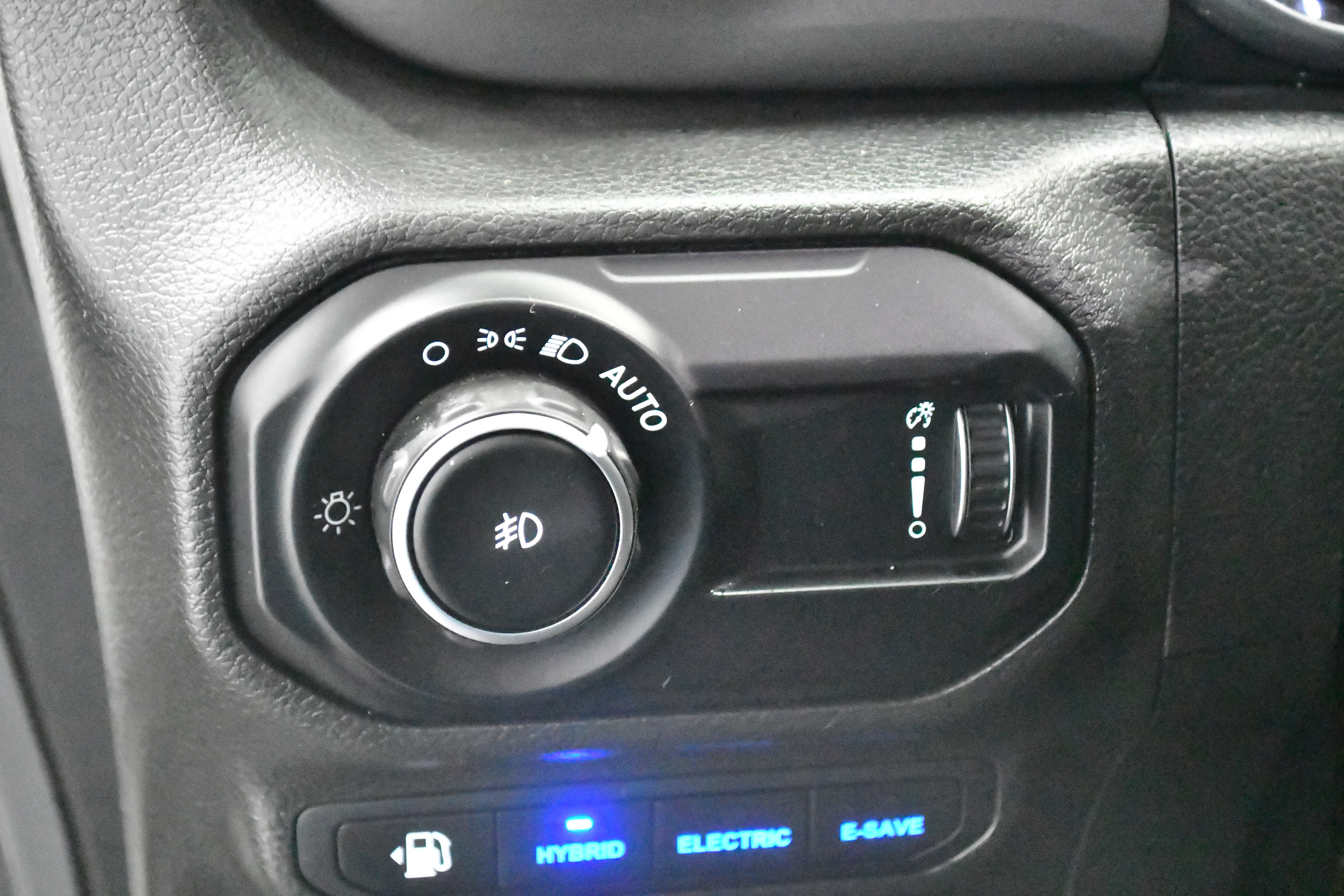 Used 2023 Jeep Wrangler Unlimited w/ Sun & Screen Package image 22