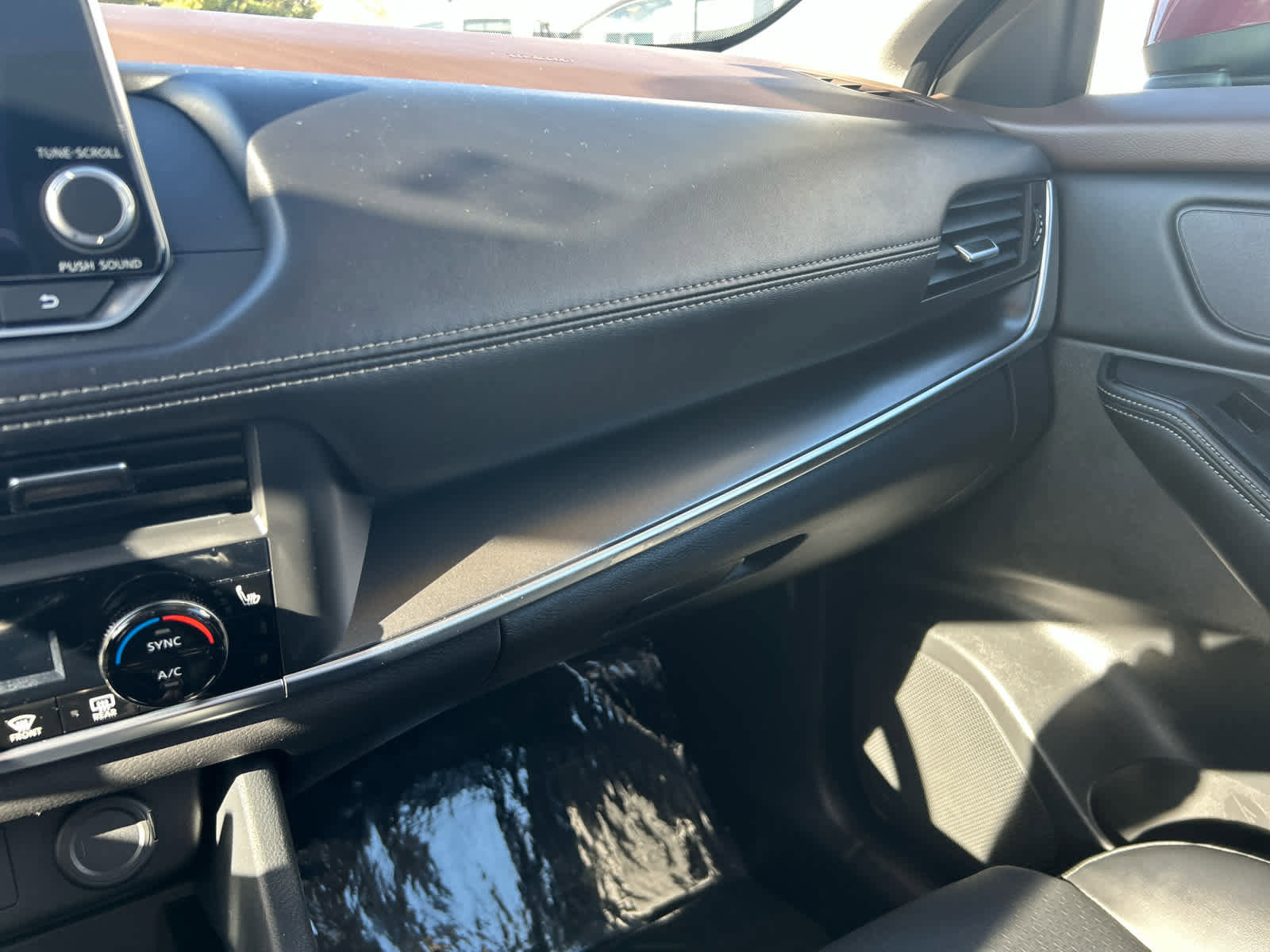 Used 2023 Nissan Rogue SV w/ SV Premium B Package image 20