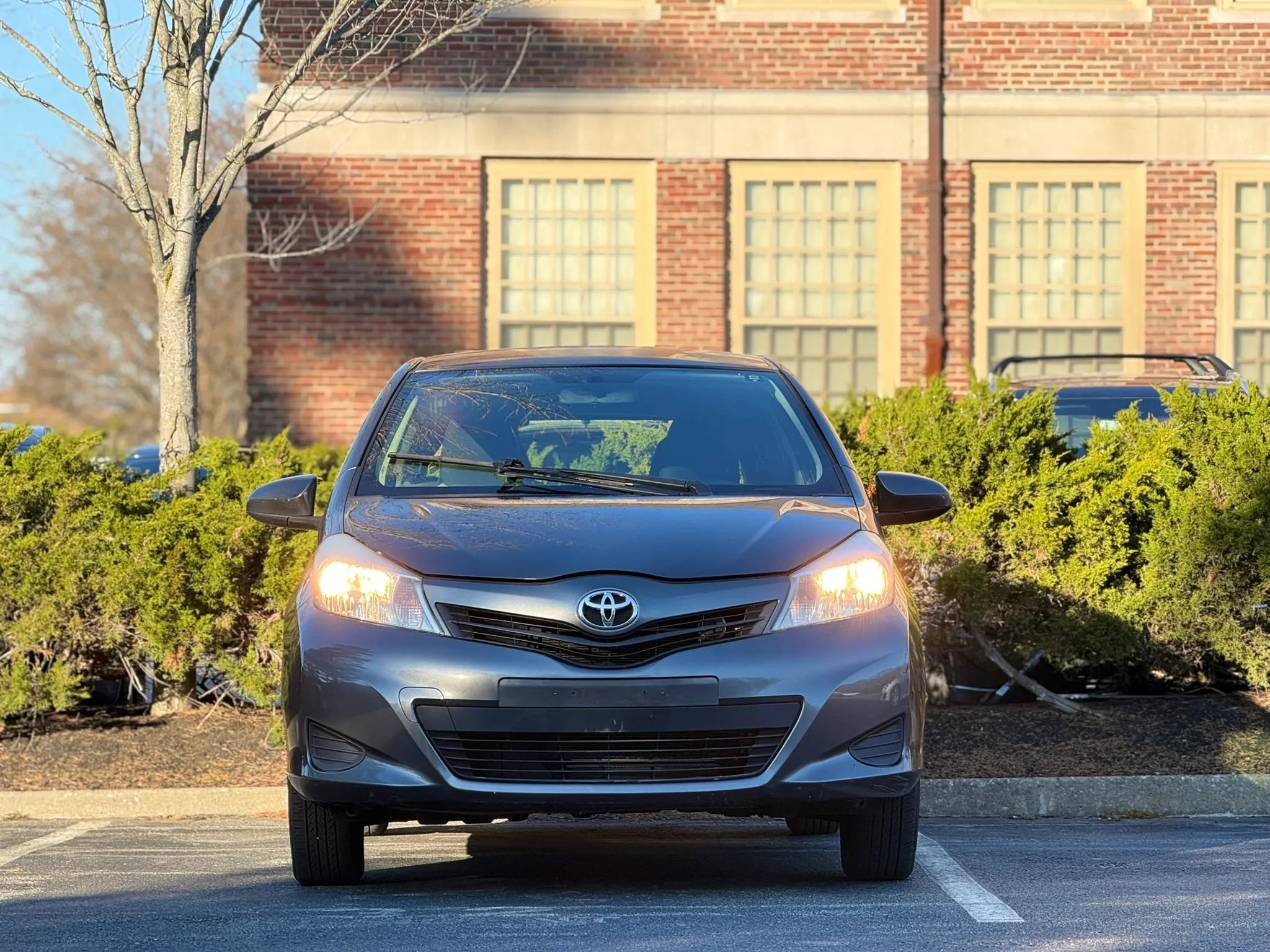 Used 2014 Toyota Yaris L image 2