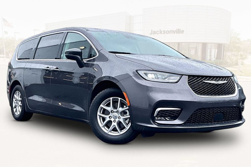 Used 2023 Chrysler Pacifica Touring-L FWD image 3