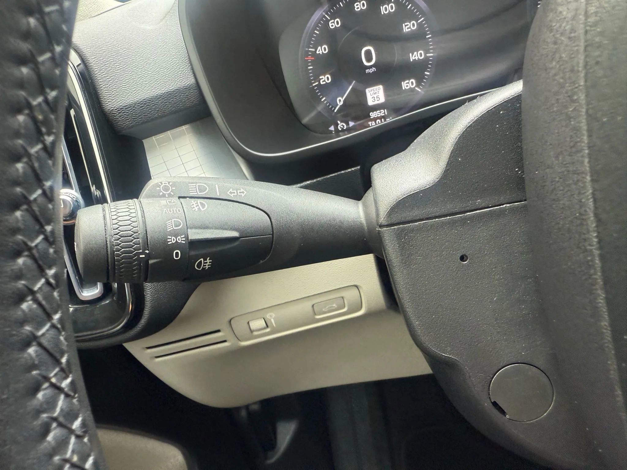 Used 2022 Volvo XC40 T5 Momentum image 16