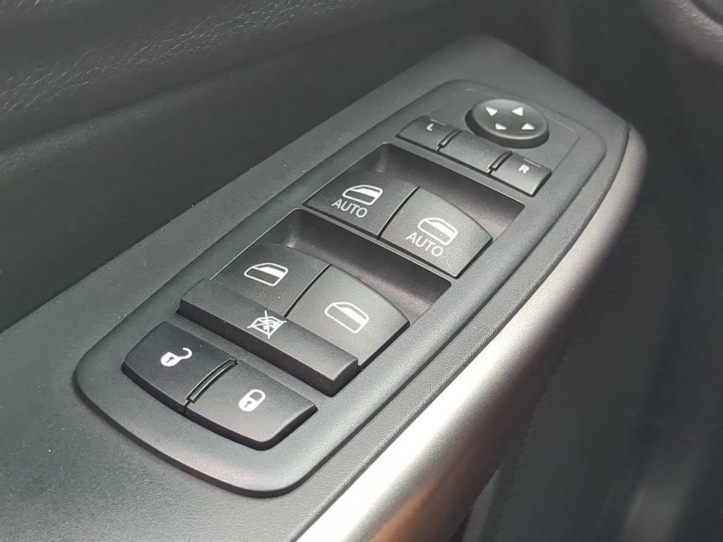 Used 2020 Jeep Cherokee Latitude Plus AWD/4WD image 18