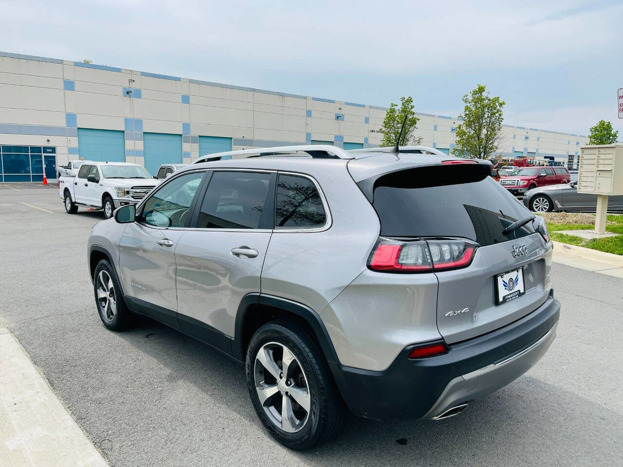Used 2019 Jeep Cherokee Limited image 10