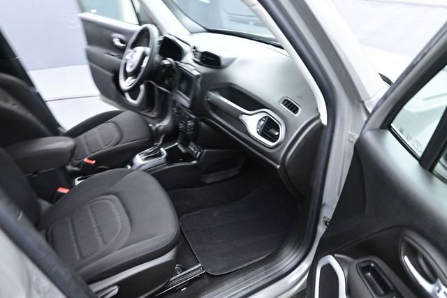 Used 2019 Jeep Renegade Latitude FWD image 17
