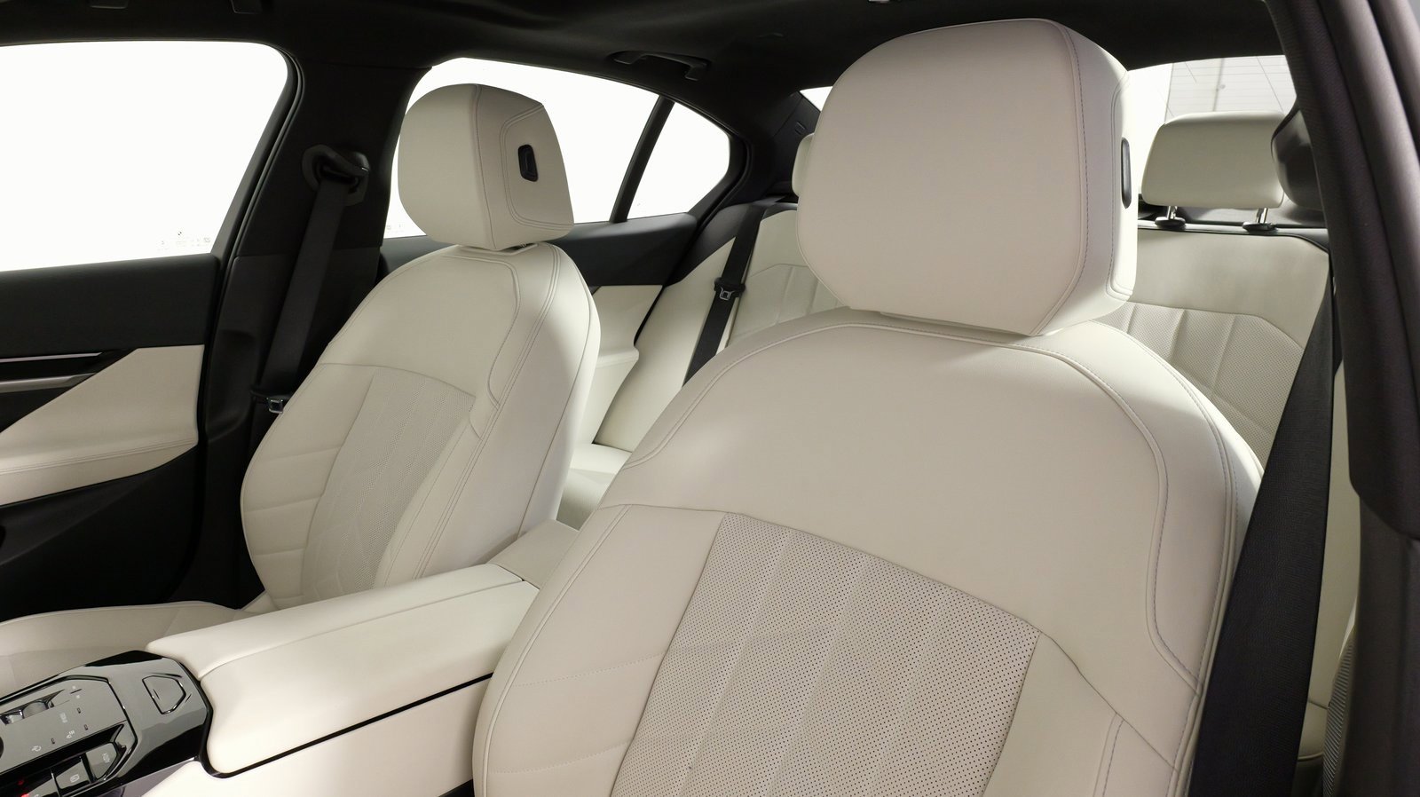 Used 2024 BMW 530i xDrive image 33