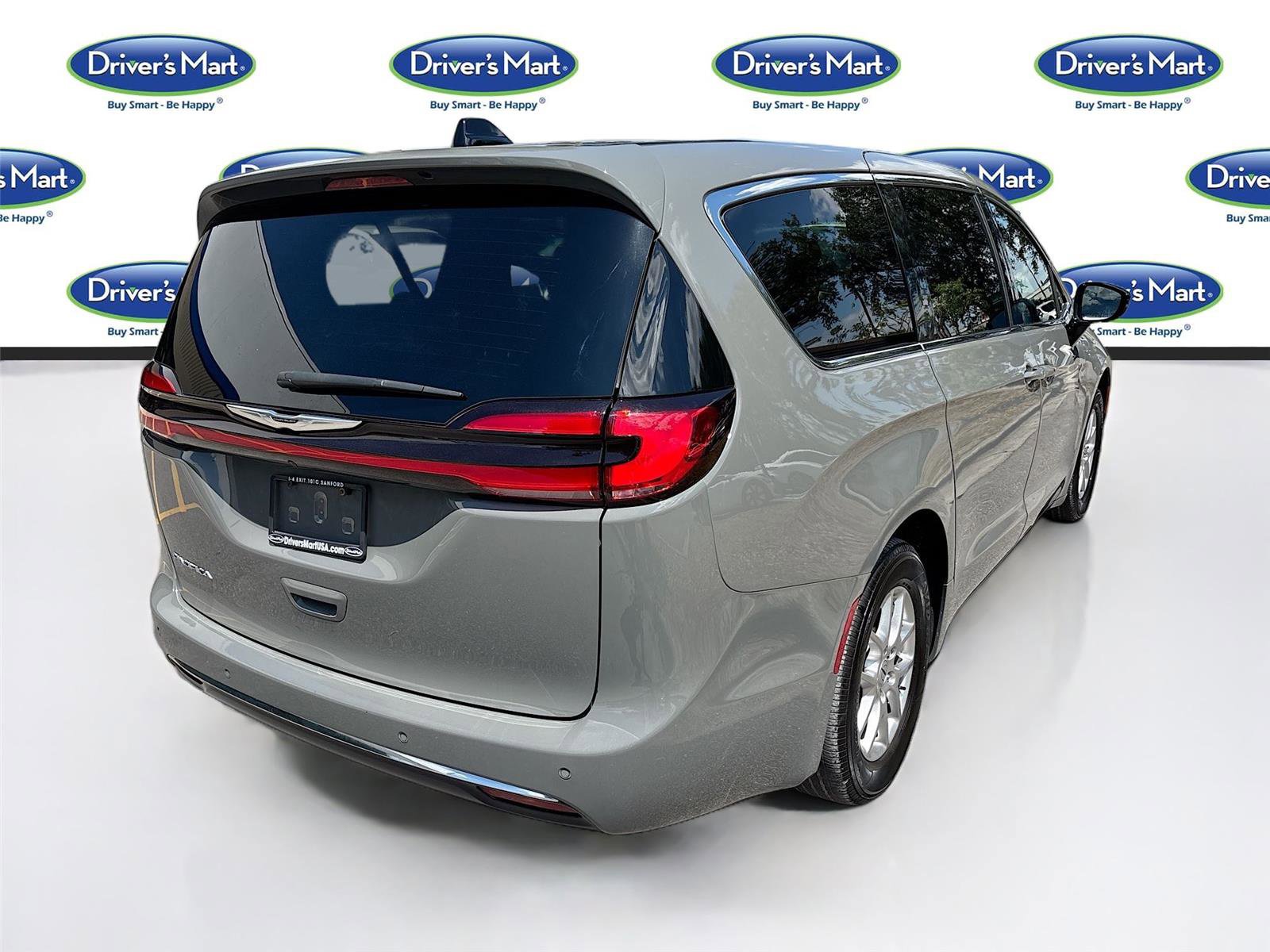 Used 2025 Chrysler Pacifica Select FWD image 7