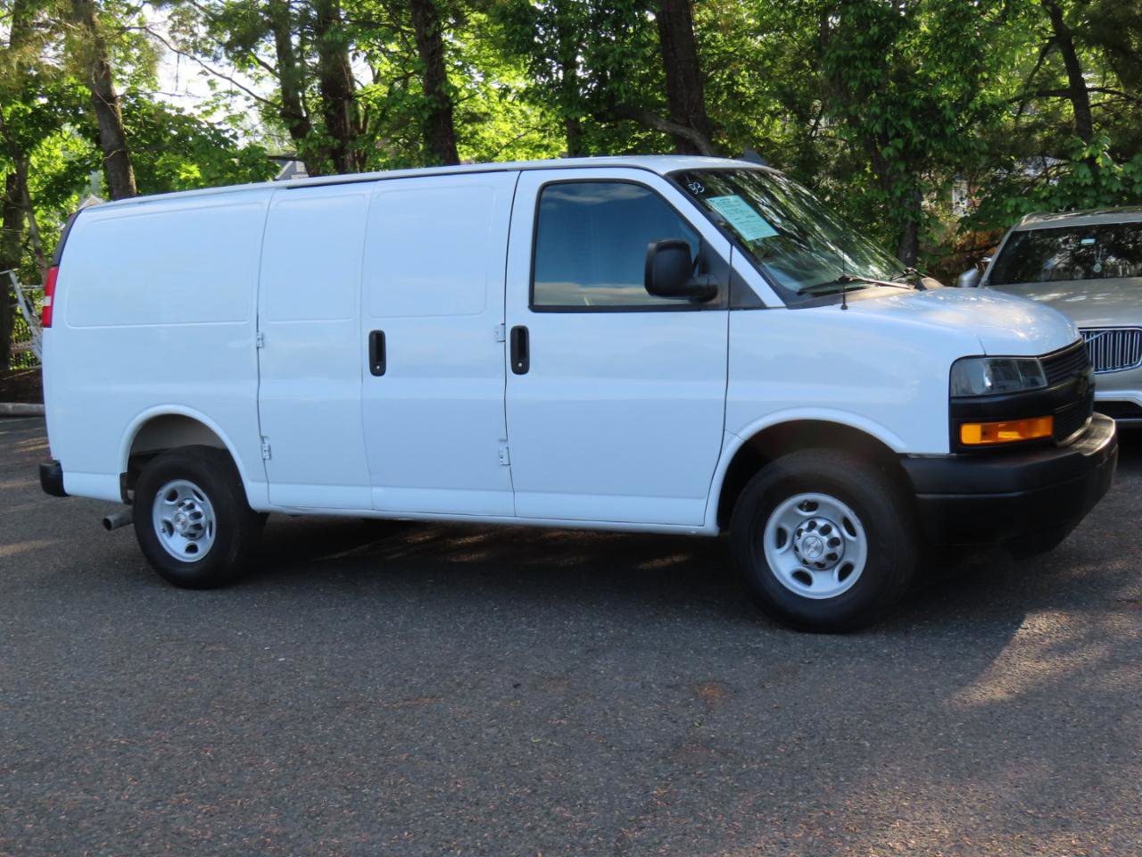 Used 2018 Chevrolet Express 3500 w/ Driver Convenience Package RWD image 6