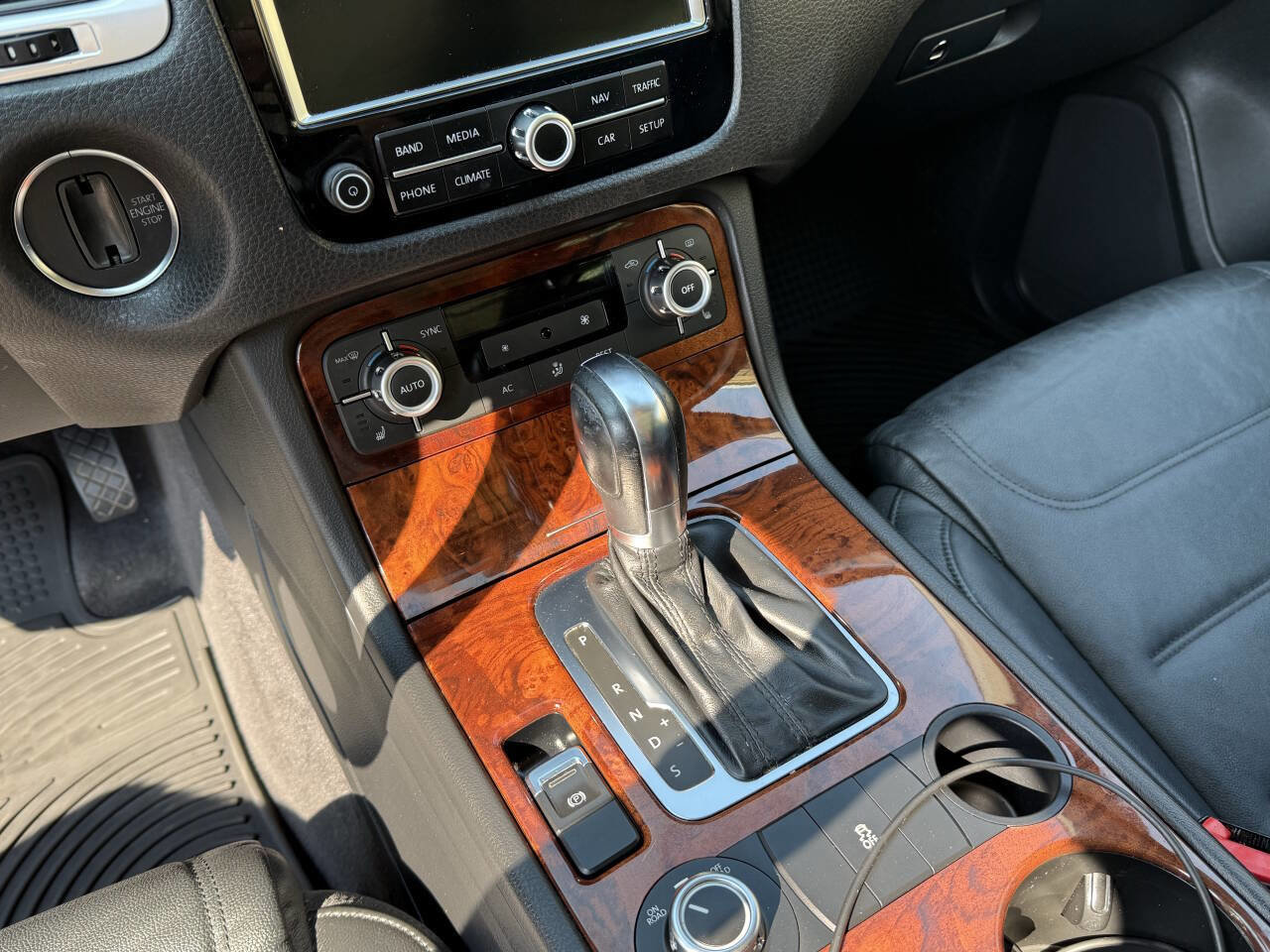 Used 2012 Volkswagen Touareg Sport image 29