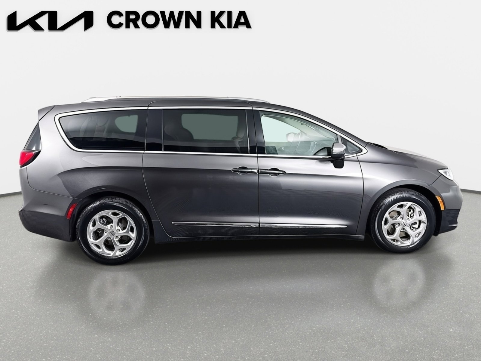 Used 2021 Chrysler Pacifica Limited w/ Uconnect Theater Family Group image 5