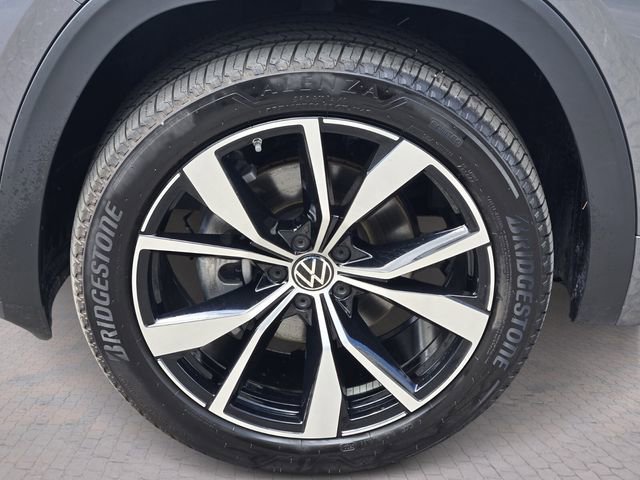 Certified 2025 Volkswagen Atlas SEL Premium R-Line image 8