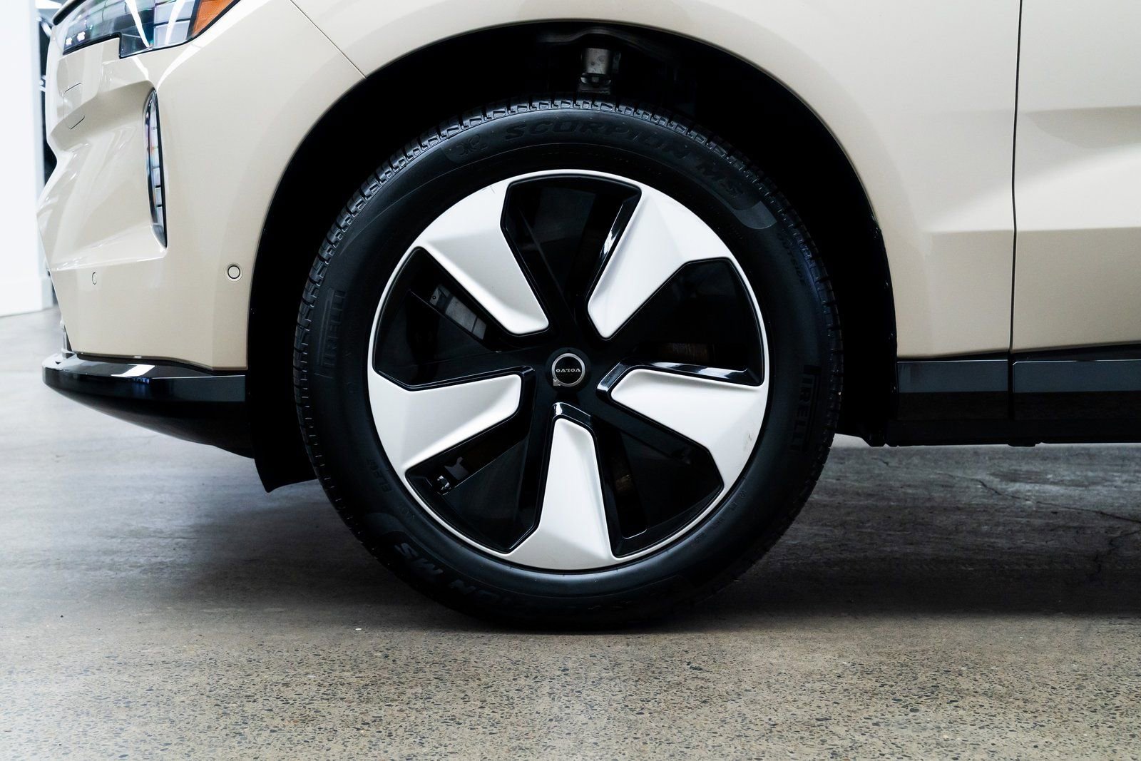 Used 2025 Volvo EX90 Plus image 7