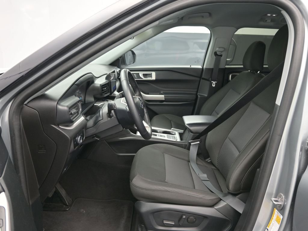 Used 2024 Ford Explorer XLT image 13