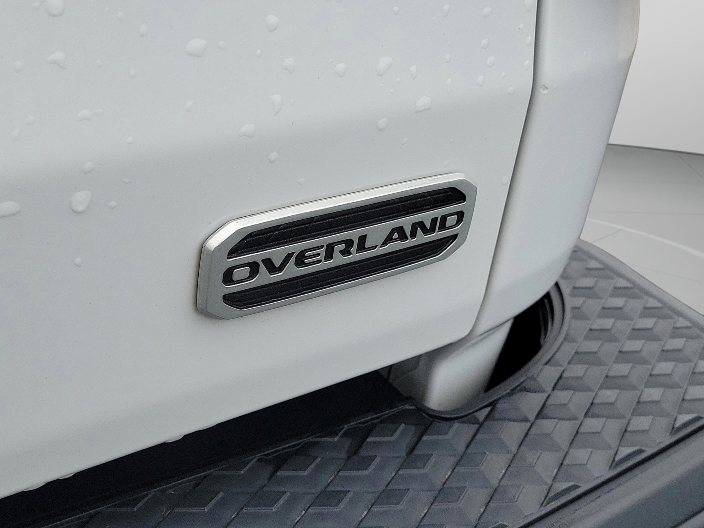 Used 2022 Jeep Gladiator Overland w/ Cold Weather Group image 16