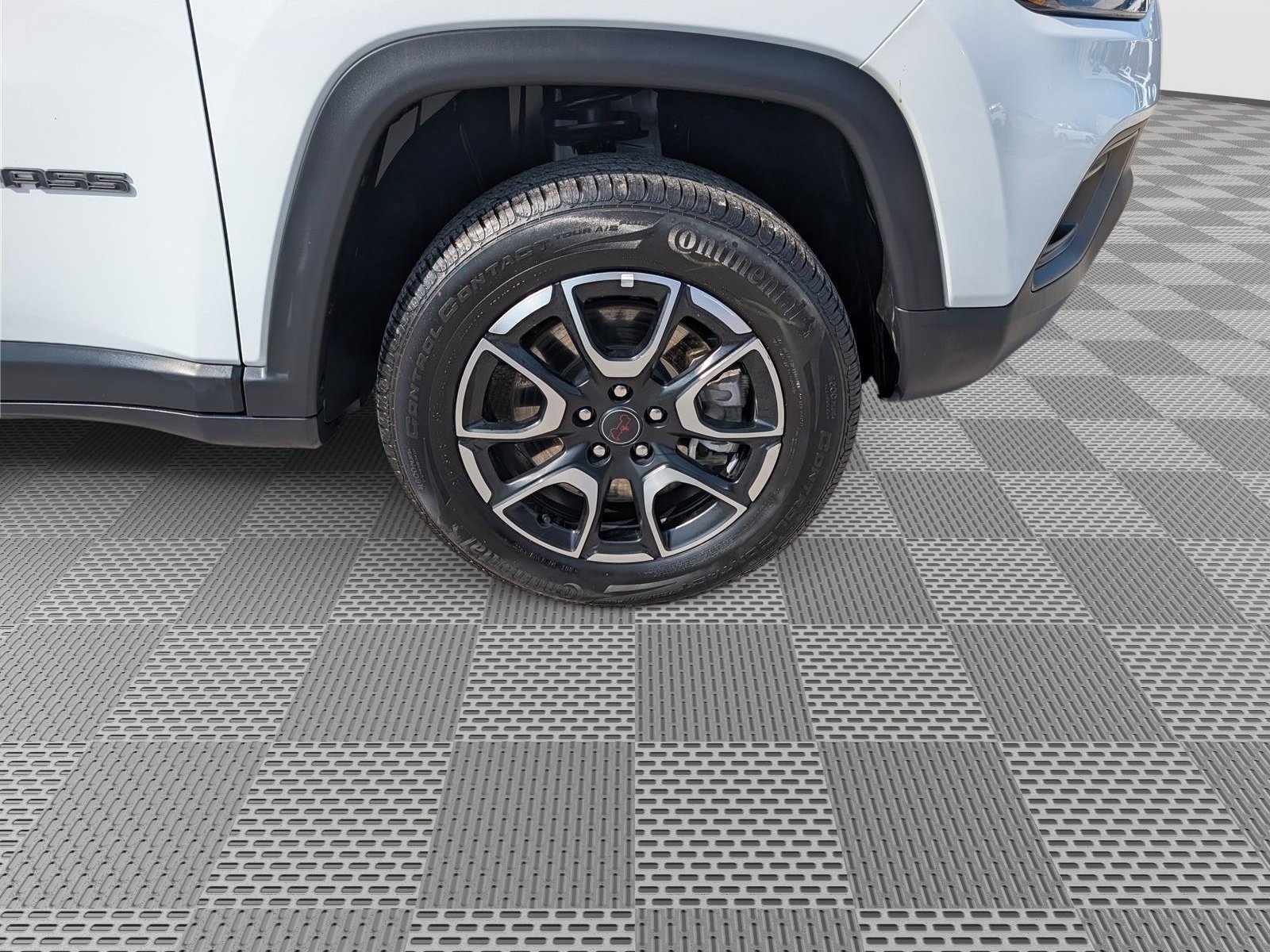 Used 2025 Jeep Compass Trailhawk AWD/4WD image 9